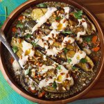 Aubergines rôties au tahini, pignons de pin et lentilles