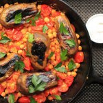 Aubergine sur la cuisinière avec harissa, pois chiches et yaourt au cumin