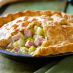 Tarte au poulet, jambon et poireaux