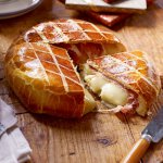 Brie enveloppé de prosciutto et de brioche