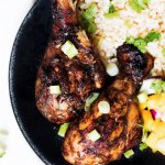 Poulet jerk avec riz et petits pois