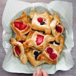 Pâtisseries de petit-déjeuner aux fruits et au fromage à la crème