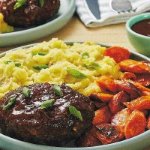 Pains de viande glacés au soja avec purée de pommes de terre au wasabi et carottes rôties