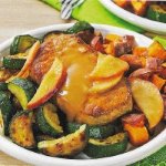 Côtelettes de porc aux pommes à la poêle, patates douces rôties et courgettes