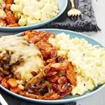 Poulet à l'oignon français avec carottes rôties et purée de pommes de terre