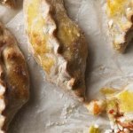 Empanadas aux oignons nouveaux et aux crevettes