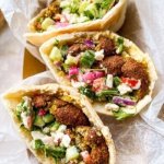 Sandwich pita aux falafels avec sauce tahini