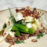 Smørrebrød nordique aux asperges et crème de raifort