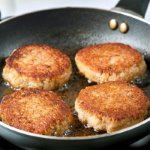 Karbonader (galettes de bœuf maigre) avec oignons caramélisés