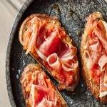 Pain espagnol aux tomates et au jambon Serrano