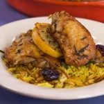 Poulet au safran, raisins secs et pignons de pin
