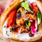 Shawarma de poulet avec sauce au yaourt maison aux herbes et à l'ail