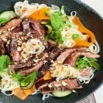 Salade de steak et nouilles vietnamiennes