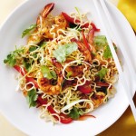 Salade de crevettes et nouilles aux échalotes croustillantes