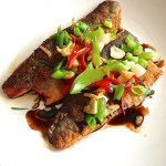 Bar au gingembre grésillé, piment et oignons nouveaux