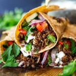 Wrap d'agneau chaud au cumin avec salade de chou croquante et mayonnaise épicée