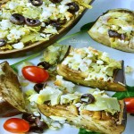 Aubergine rôtie au fromage de chèvre et pain plat grillé