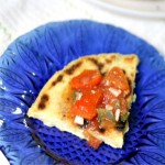 Pain berbère algérien bouzgène avec sauce aux poivrons rôtis