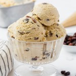 Crème glacée au rhum et aux raisins sans baratte