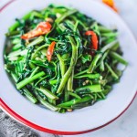 Gloire du matin sautée cambodgienne avec porc, soja fermenté et ail