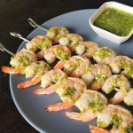 Camaro Grelhado Com Molho Cru (Crevettes grillées avec sauce à l'oignon vert)