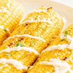 Maïs grillé avec mayonnaise à l'ail et fromage râpé